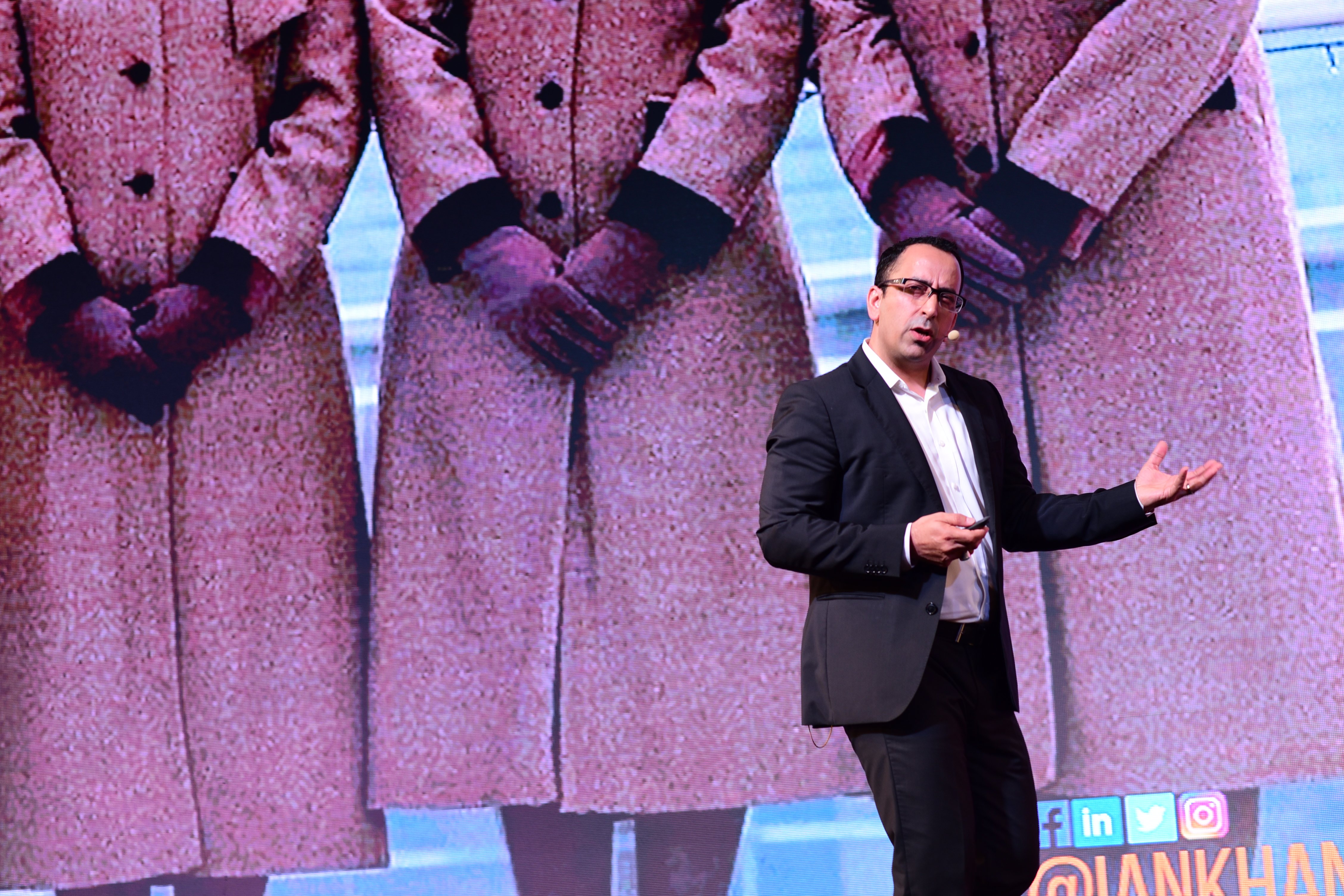 - Top CNN Featured Futurist Keynote Speaker on AI, Tech Leadership  EXMA - Ian Khan